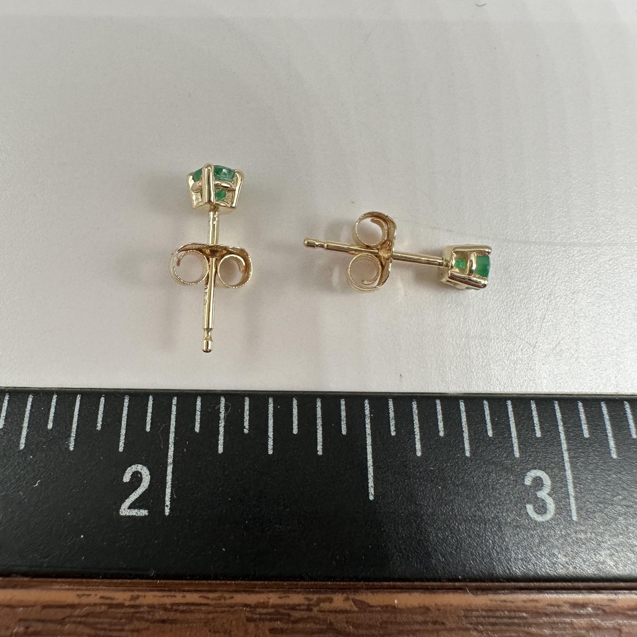 Round Green Emerald Stud Earrings in 14kt Yellow Gold – 0.25ctw