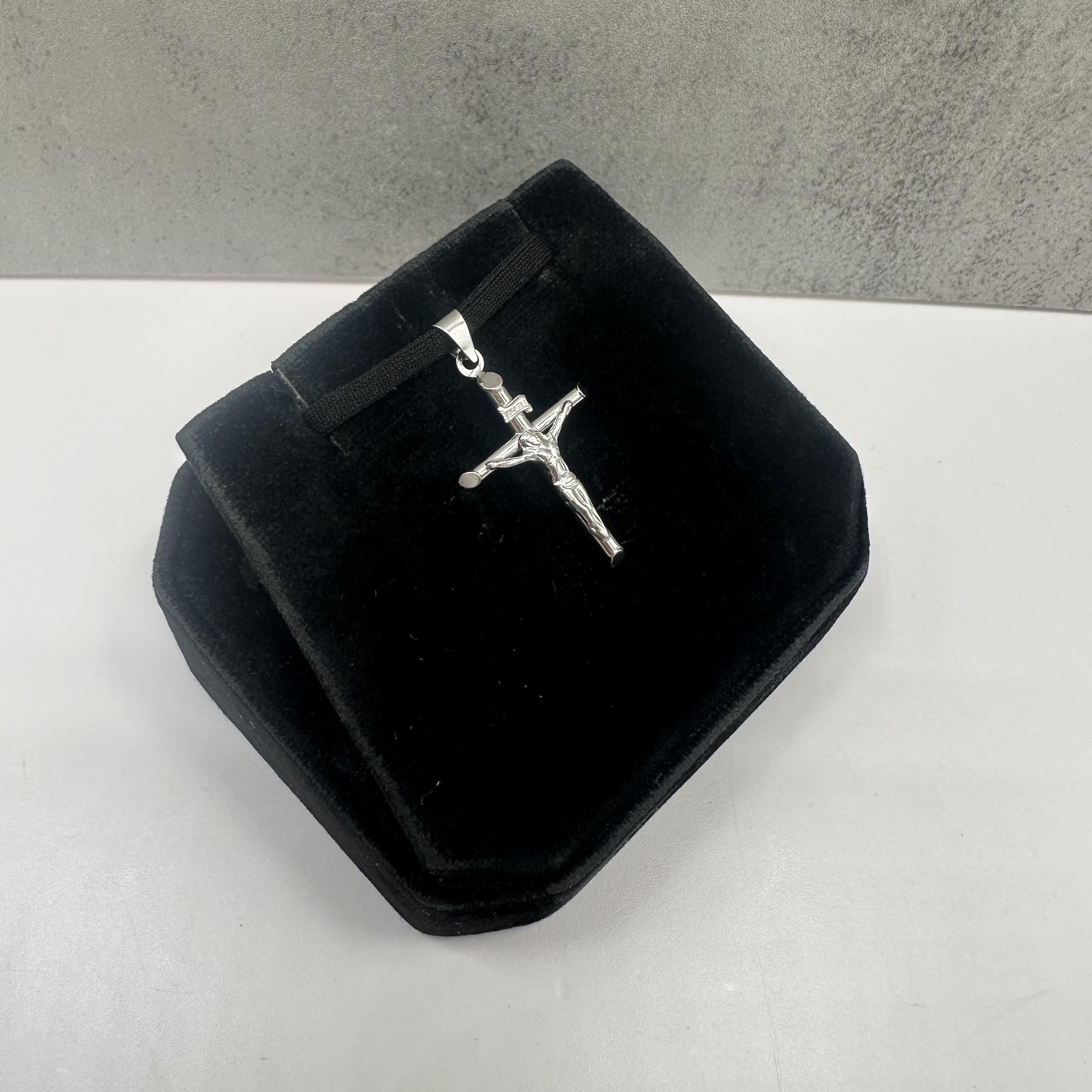 14K White Gold Crucifix Pendant Hollow 0.8g